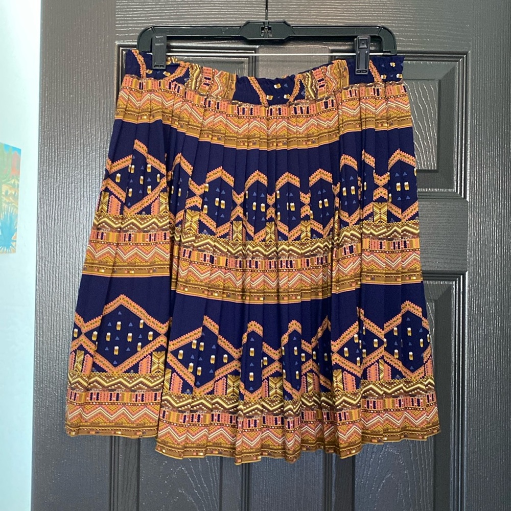 High waisted, pleaded skirt.